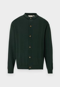 Σκούρα πράσινη ζακέτα με γιακά, πέντε ξύλινα κουμπιά, ριμπ υφή και κάθετες λεπτομέρειες με ρίγες στο μπροστινό μέρος και τα μανίκια.