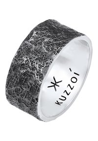 Anello d'argento con una finitura nera texturizzata, design a banda larga e incisione interna di "Kuzoi". La superficie mostra un motivo ruvido.