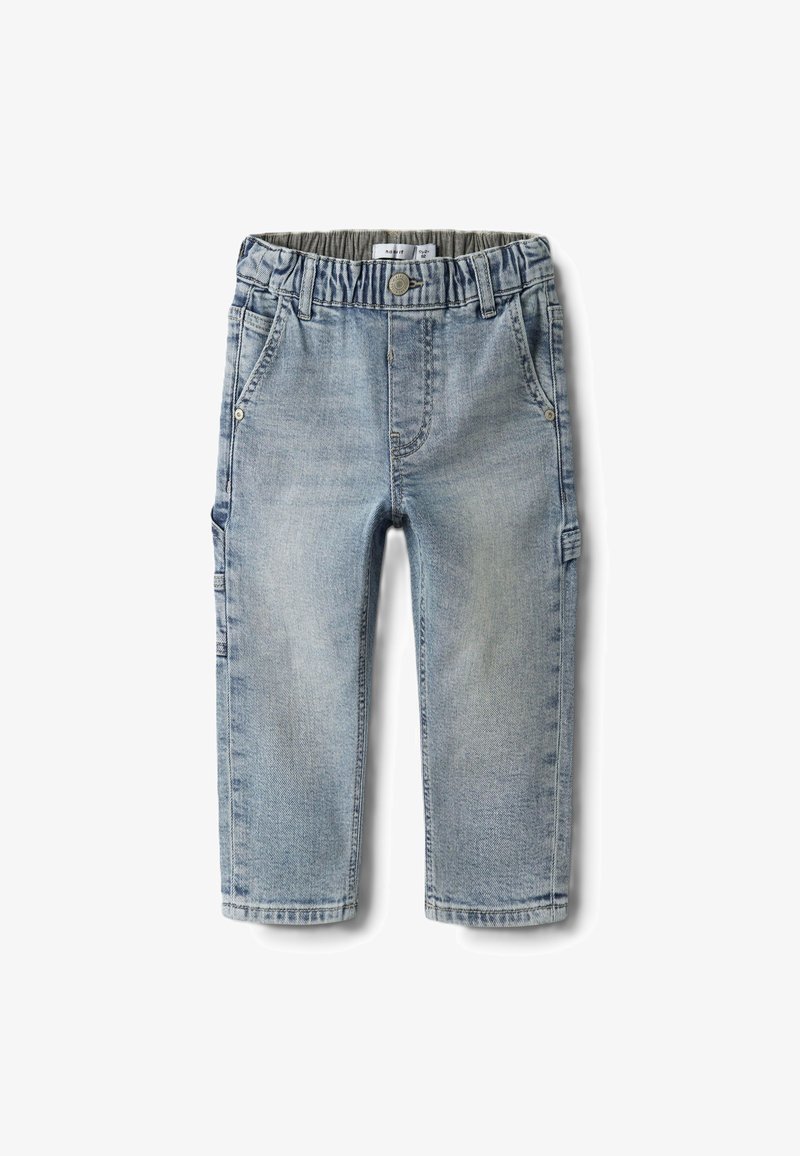 Pantalones cargo de mezclilla azul claro con una cinturilla elástica transpirable, dos bolsillos delanteros y un ligero desvanecimiento. Diseño de ajuste activo para mayor comodidad.