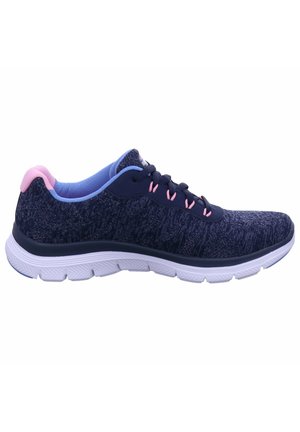 Zapatilla deportiva de marina con parte superior de tela texturizada, acentos en rosa y una suela blanca acolchada. Presenta punta redondeada y cierre con cordones.