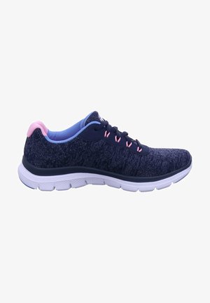 Zapatilla deportiva de marina con parte superior de tela texturizada, acentos en rosa y una suela blanca acolchada. Presenta punta redondeada y cierre con cordones.