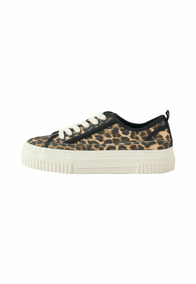 Leopardenmuster Canvas Sneaker mit schwarzen Akzenten, weißen Schnürsenkeln und einer dicken weißen Gummisohle mit strukturierten Rillen.