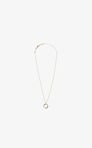 Collana d'oro con una catena sottile e un pendente circolare e testurizzato appeso al centro. Il pendente presenta una forma intrecciata e organica.