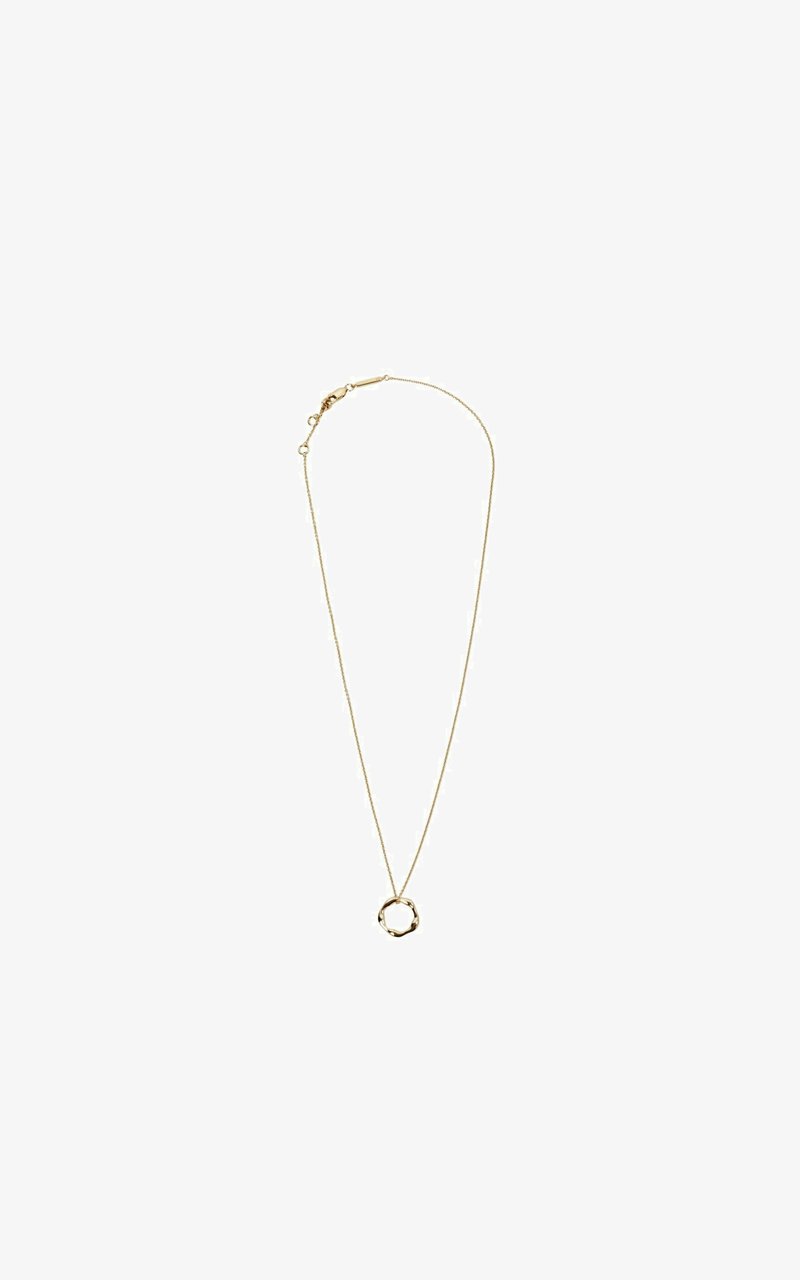 Gouden ketting met een dunne schakel en een ronde, gestructureerde hanger die in het midden hangt. De hanger heeft een gedraaide, organische vorm.