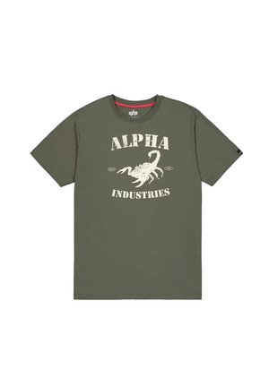 T-shirt en coton vert olive avec un motif de scorpion blanc et le texte "ALPHA INDUSTRIES" en police audacieuse. Manches courtes et col rond.
