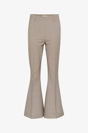 Pantalons beige évasés avec une texture lisse, featuring des coutures frontales et une coupe ajustée. Fabriqués en tissu doux adapté à une tenue formelle.
