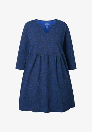 Námořnické modré šaty s výstřihem do V a dlouhými rukávy, zdobené texturovaným vzorem v různých odstínech modré a rozšířeným A-čarovým střihem.