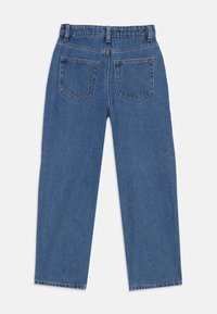 Blå denimjeans med rak benklipp, två bakfickor och tonad sömnad. Har en midjehöjd i mellanhöjd och fållade benslut.
