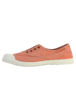 Zapato tipo slip-on de lona naranja con punta y suela de goma blanca. Presenta tres ojales de ventilación cerca del empeine y una textura de tela suave.