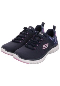 Scarpe da ginnastica blu navy con tessuto a rete, accenti viola, intersuola bianca, stampa floreale sul tallone e design con lacci per una vestibilità sicura.