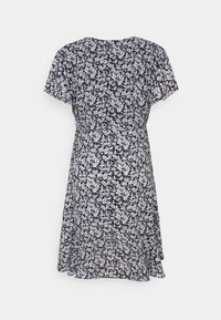 Černé šaty s krátkými rukávy, zdobené květinovým vzorem v bílé barvě. Smokovaná pasová část a rozšířený střih sukně. Lehká, texturovaná tkanina.