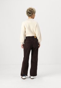 Vero Moda Petite VMTESSA PANTS - Auduma bikses - chocolate torte
