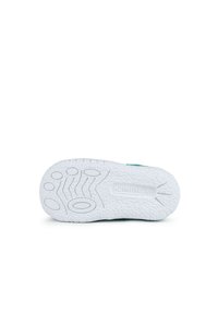 Suela de zapato de goma blanca con patrón de agarre texturizado, que cuenta con indentaciones circulares y ovaladas, además de un logo de marca embossado.
