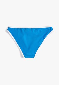 Niebieskie majtki bikini wykonane z gładkiego materiału pływackiego, z kontrastującym białym pasem w talii. Klasyczny fason slipów o minimalnym pokryciu.