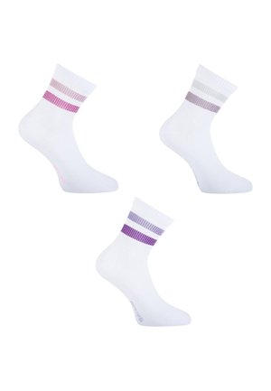 Trois chaussettes blanches chevilles avec deux bandes horizontales colorées près du haut en nuances de rose, gris et violet.