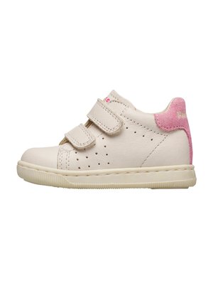 Scarpa per bambino color crema con tallone in pelle scamosciata rosa, lati traforati, due cinturini a strappo e suola di gomma su sfondo bianco.