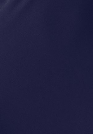 Granatowy materiał o gładkiej, matowej fakturze, z delikatnymi różnicami światła i cienia na powierzchni.