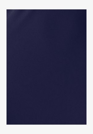 Granatowy materiał o gładkiej, matowej fakturze, z delikatnymi różnicami światła i cienia na powierzchni.