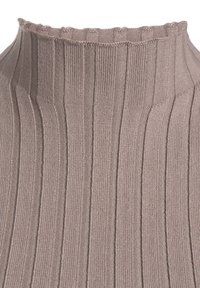 Taupe mock neck top van ribgebreide stof, met verticale strepen en een gegolfde rand bij de kraag. Zachte textuur, aansluitend ontwerp.