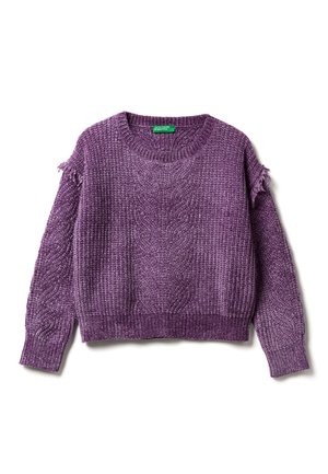 Fioletowy sweter z dzianiny o teksturowanym wzorze, z szerokim okrągłym dekoltem i postrzępionymi akcentami na ramionach. Żebrowane wykończenie u dołu i na mankietach.
