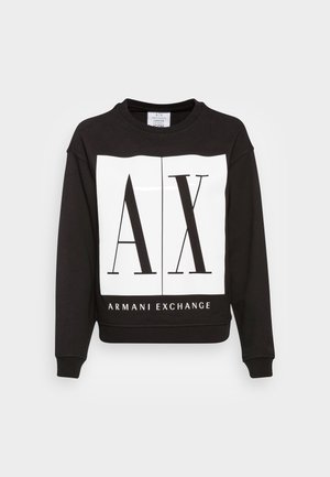 Musta pitkähihaisen collegepaita, jossa etupuolella suuri valkoinen neliö, jossa mustat "A|X"-kirjaimet ja alla teksti "Armani Exchange".