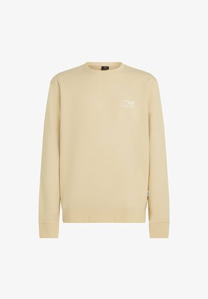 Beige crewneck-sweatshirt lavet af blødt materiale; har en lille hvid logo på venstre bryst samt ribbede manchetter og kant.