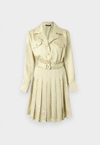 Φόρεμα σε ανοιχτό κίτρινο χρώμα με εμπριμέ ύφασμα, με κουμπιά μπροστά, γιακά, μακριά μανίκια και πλισέ φούστα· διαθέτει λεπτομέρεια δεμένου μέσης.