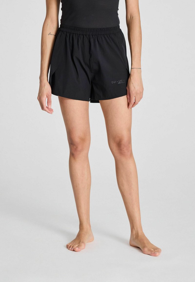 Zwarte sportshorts met een elastische tailleband, zijzakken en een lichte stof, met een logo aan de voorkant onderaan links.