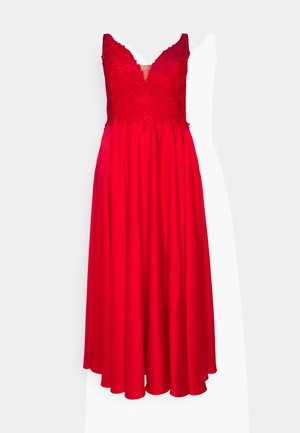 Robe de soirée rouge avec un décolleté en V, corsage orné de dentelle délicate et de perles. Jupe fluide en tissu lisse.