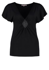 Haut noir à manches courtes avec un décolleté en V profond et un tissu froncé au centre, mettant en valeur un accent en forme de diamant en matériau texturé.