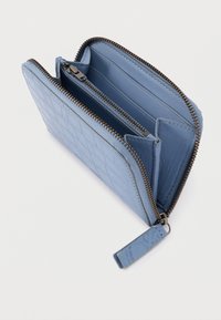 Hellblaues Lederportemonnaie mit gesteppter Musterung, Reißverschluss und mehreren Kartenfächern. Innen mit glatter Textur und geteilten Fächern ausgestattet.