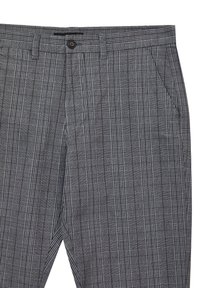 Grau karierte Hose mit Knopfverschluss, ausgestattet mit einer glatten Textur, Seitentaschen und einem strukturierten Design mit wechselnden dunklen und hellen Linien.