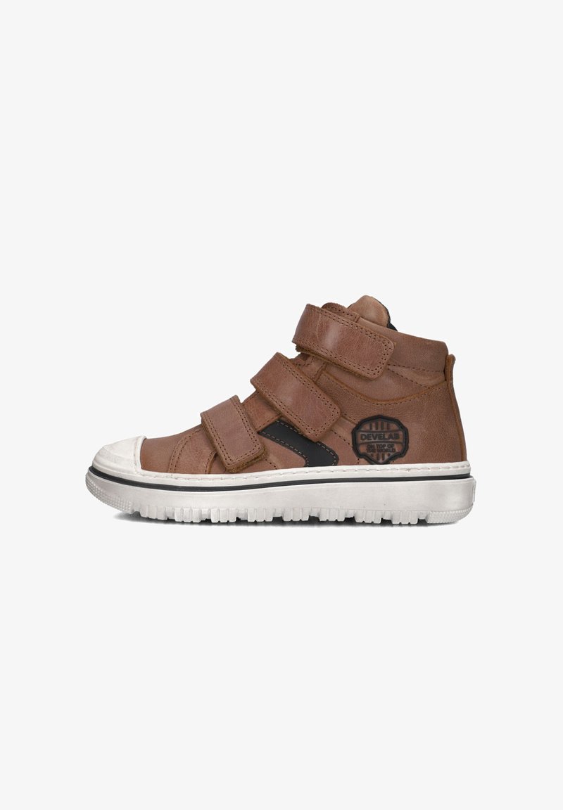 Bruine leren hoge schoenen met drie klittenbandsluitingen, zwarte accenten en een witte neuskap. Beschikt over een gestructureerde rubberen zool en logo-detail.