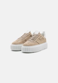 Baskets en daim beige avec une épaisse semelle blanche côtelée. Dotées de lacets plats, d'une cheville rembourrée et d'un contrefort blanc contrastant. Design minimaliste.