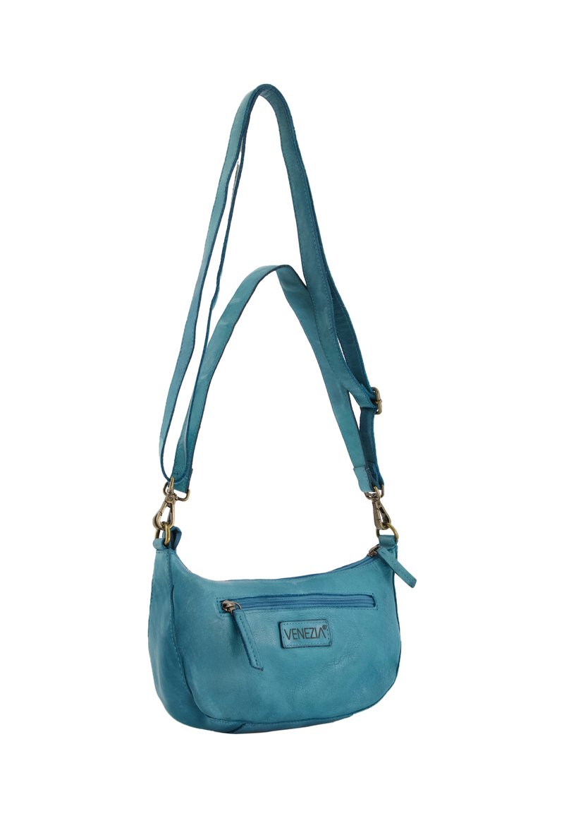 Teal læder skuldertaske med en buet form, lang justerbar rem og frontlomme med lynlås. Har en mærkeplade med logo.
