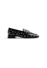 Mocasines de cuero negro con acentos de ojales en tono dorado, tacón plano y un diseño estructurado para un look moderno.