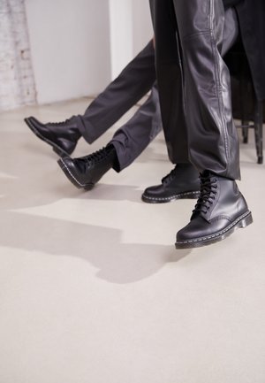 Dr. Martens, Bottines à lacets - black