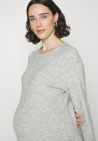 ONLY MATERNITY OLMCAROL - Gebreide jurk - light grey