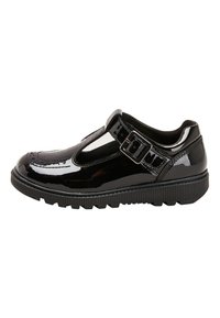 Schwarzer Lacklederschuh mit T-Bar-Design, Schnallenverschluss, strukturiertem Sohlen und detaillierter Naht; mit einer runden Zehenform.