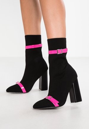 Bottines à talons hauts - black