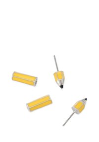 Gula pennformade örhängen med silverdetaljer, som har en texturerad yta och spetsiga toppar. Fyra delar visade från olika vinklar.