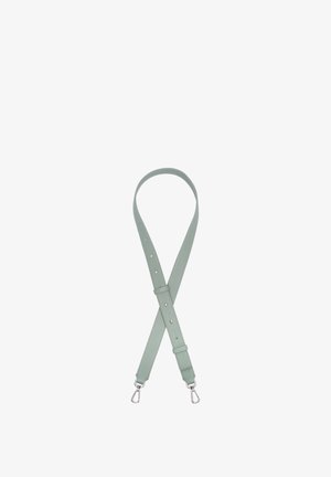 Tracolla regolabile per borsa in pelle verde chiaro con ganci argentati alle due estremità su sfondo bianco.