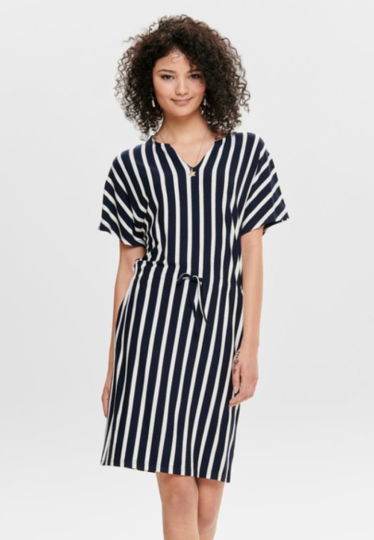 Vestido riscado em azul marinho e branco, com decote em V, mangas curtas, cinto na cintura e um corte descontraído. Feito de um material suave e leve.