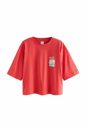 Rød bomuld t-shirt med korte ærmer, med et syet design, der ligner et frimærke på venstre side.