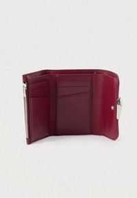 Bordeaux lederen portemonnee opengevouwen om zes kaartsleuven, een ritsvak voor munten en een zilveren drukknoopsluiting te tonen.
