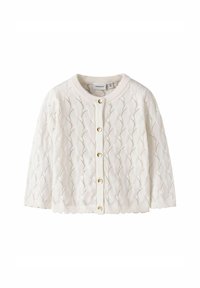 Cardigan pour bébé en tricot blanc avec un motif en vagues, boutons dorés sur le devant, et bords côtelés au col, aux poignets et à l'ourlet.