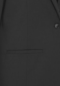 Črn blazer iz gladkega materiala z enim gumbom in žepom na sprednji strani. Preprosta, krojena zasnova.