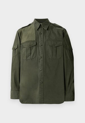 Camisa de manga larga color verde oliva, fabricada en algodón. Presenta un cierre frontal con botones, dos bolsillos en el pecho y epaulettes en los hombros. Textura suave.