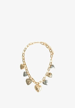 Zlatý náhrdelník s řetízkem a sedmi srdcovými přívěsky ve zlaté a stříbrné barvě, některé hladké a některé texturované, uspořádané rovnoměrně.