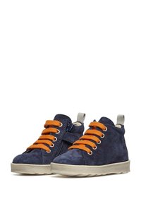 Scarpe alte in camoscio navy con lacci arancioni, zip laterale e suola in gomma beige. Presentano una superficie testurizzata e supporto per la caviglia imbottito.